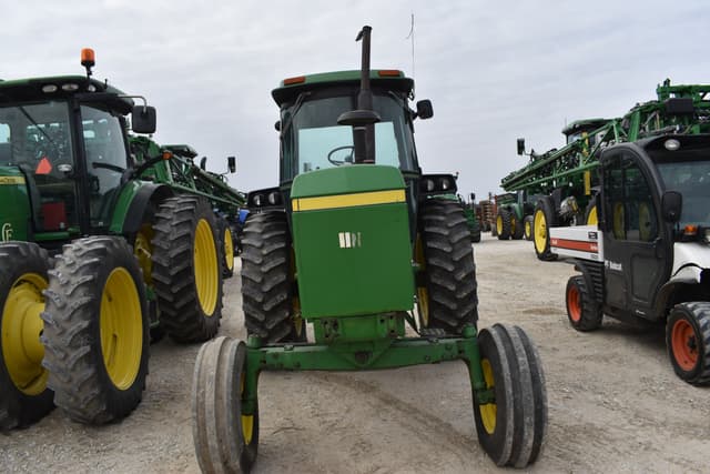 Image of John Deere 4240 equipment image 1