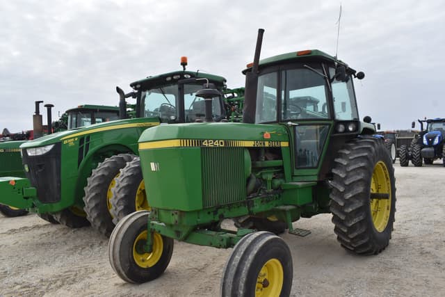 Image of John Deere 4240 equipment image 2