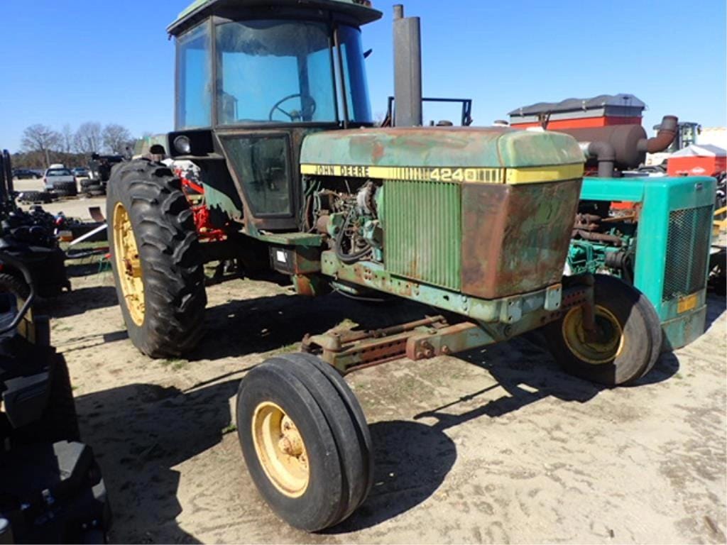 John Deere 4240 Equipment Image0