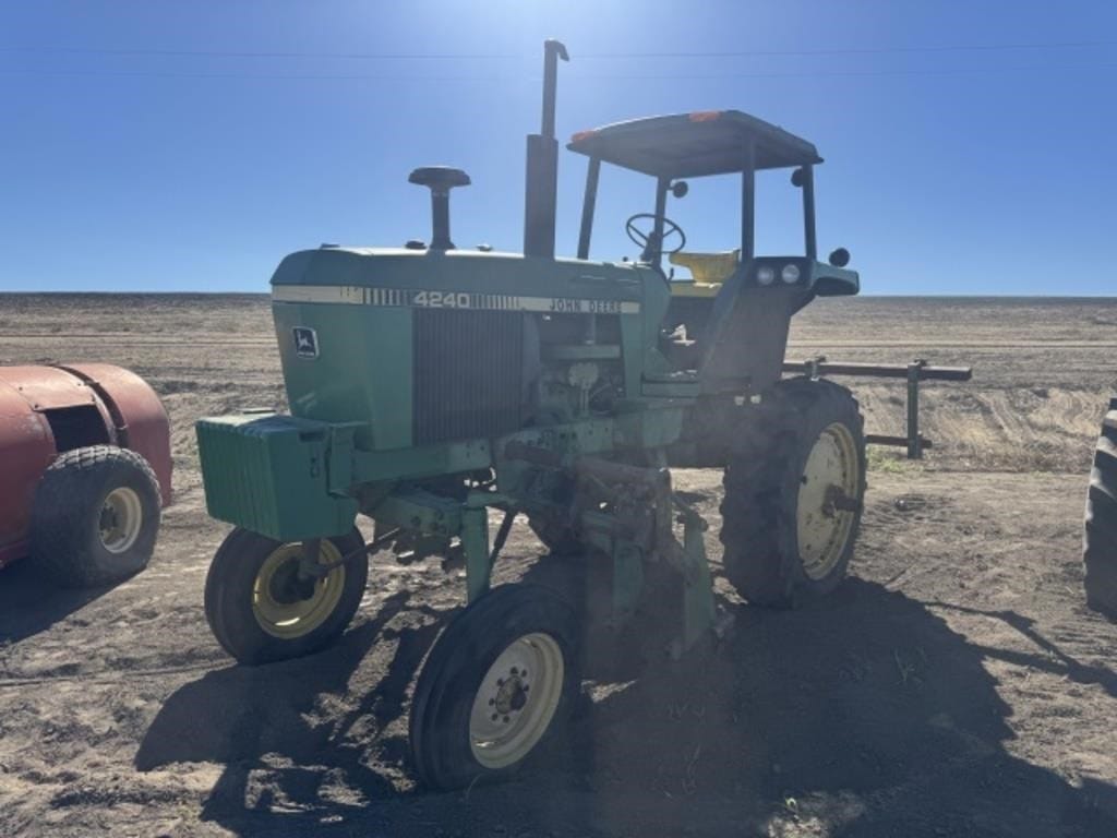 John Deere 4240 Equipment Image0