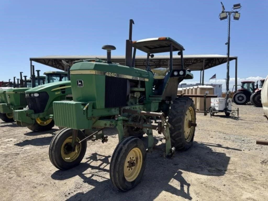 John Deere 4240 Equipment Image0