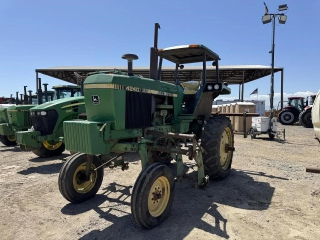 Image of John Deere 4240 Primary image