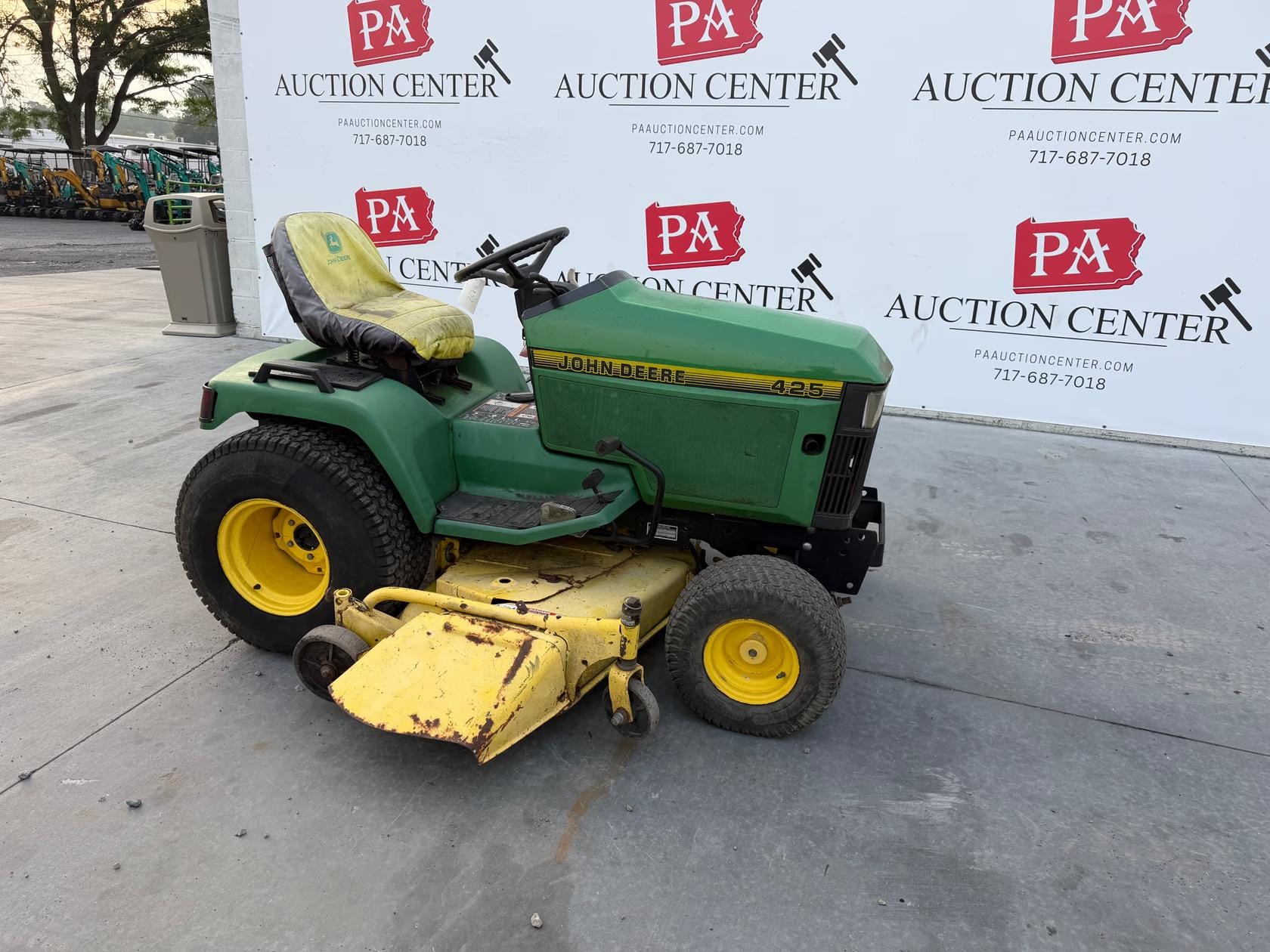 John Deere 425 Equipment Image0
