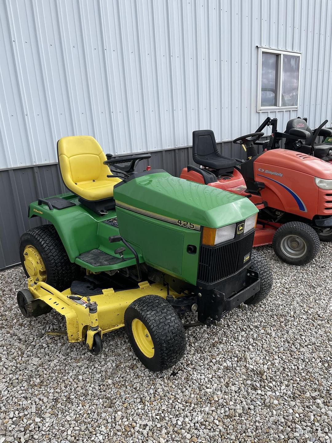 Image of John Deere 425 Image 0