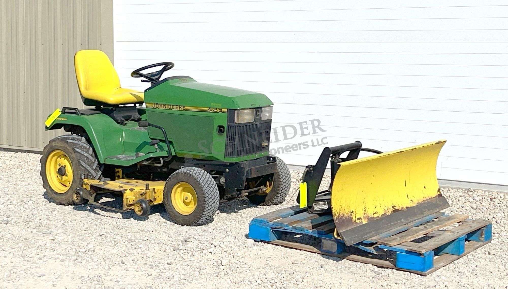 John Deere 425 Equipment Image0