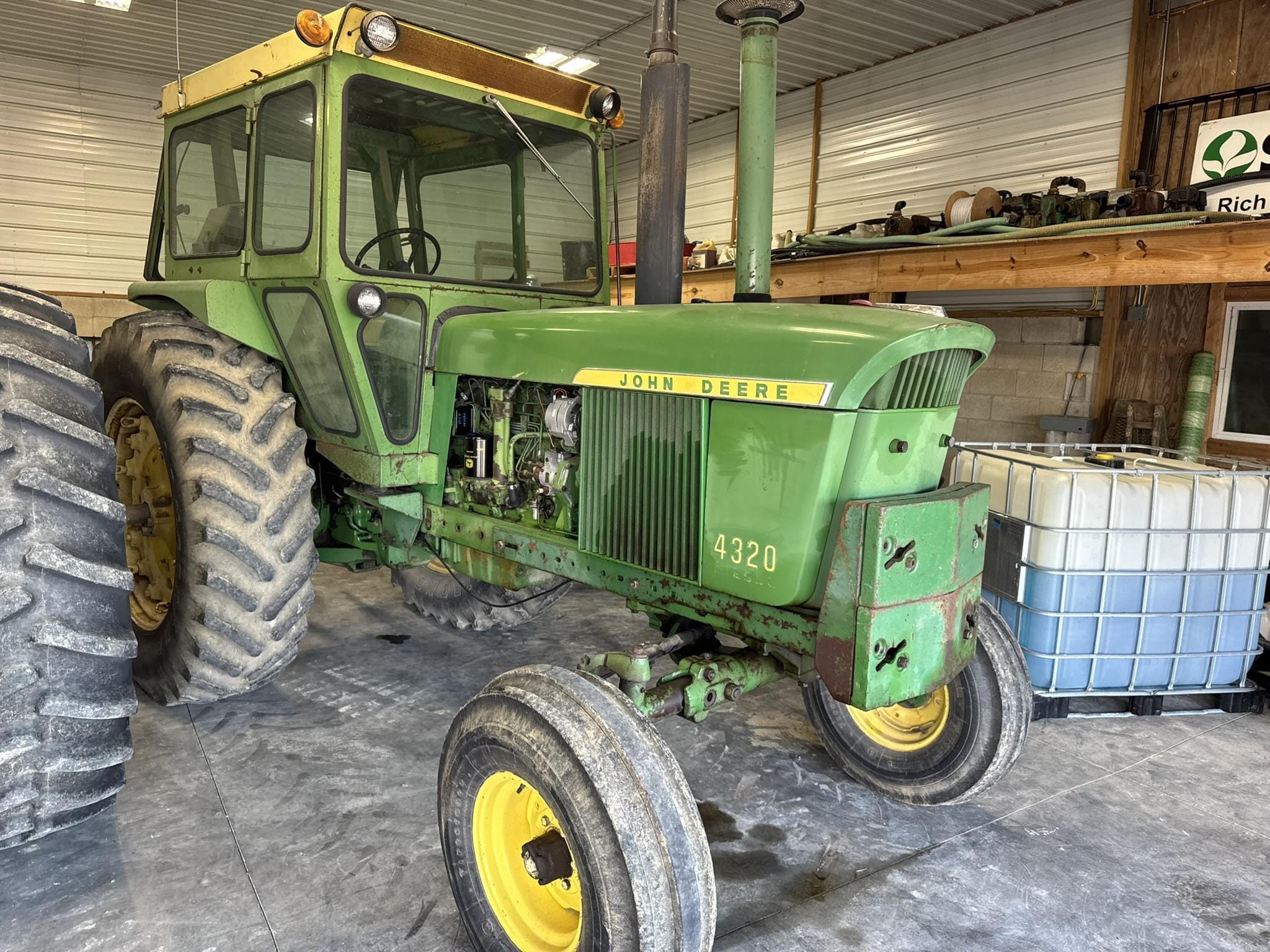John Deere 4320 Equipment Image0