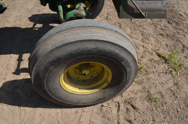 Image of John Deere 4320 equipment image 4