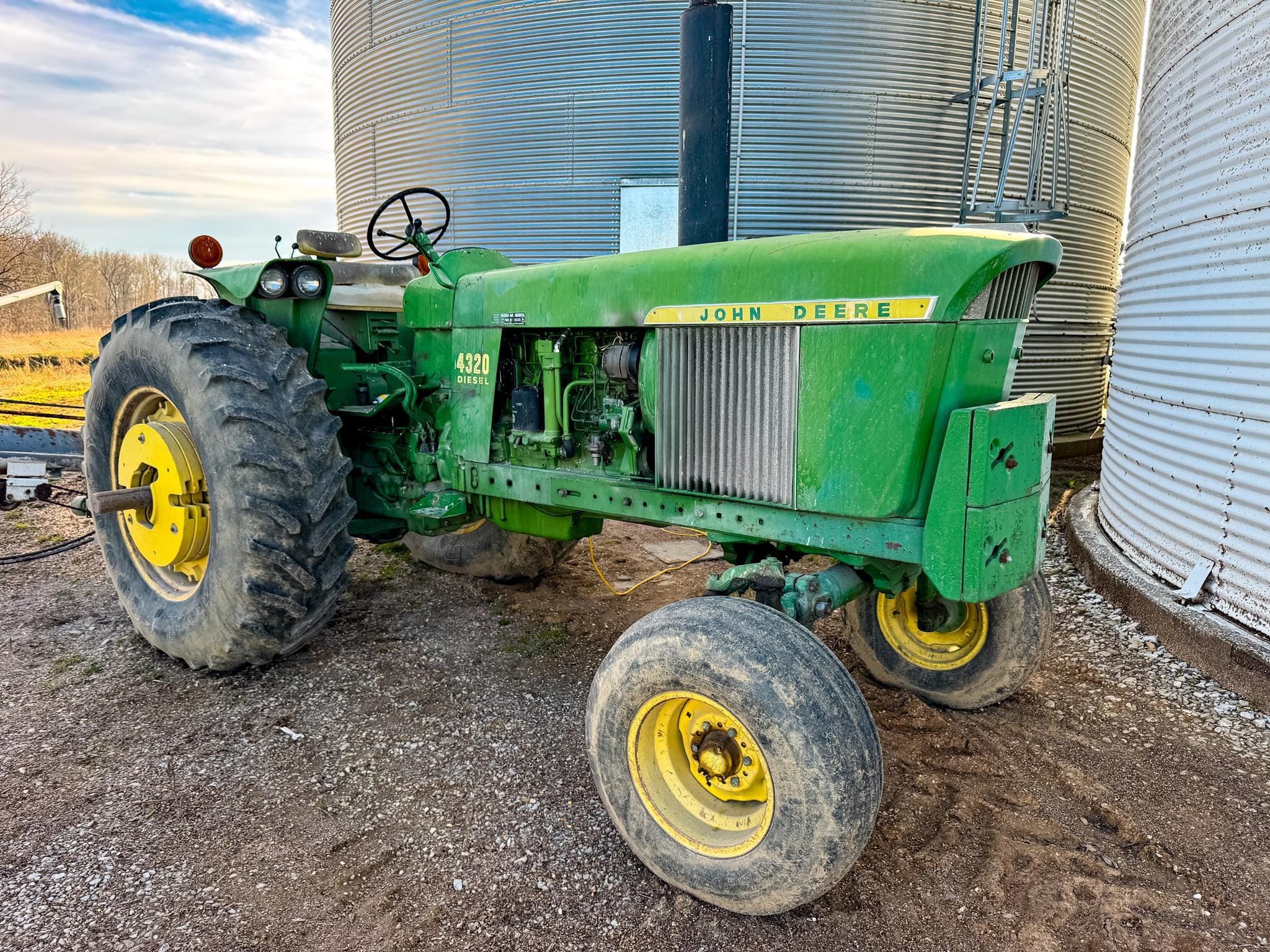 John Deere 4320 Equipment Image0