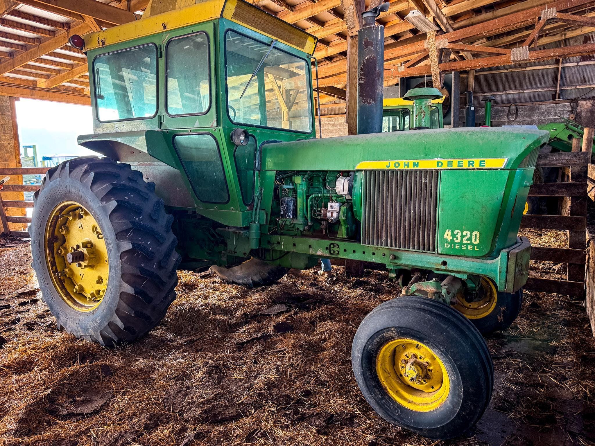 John Deere 4320 Equipment Image0