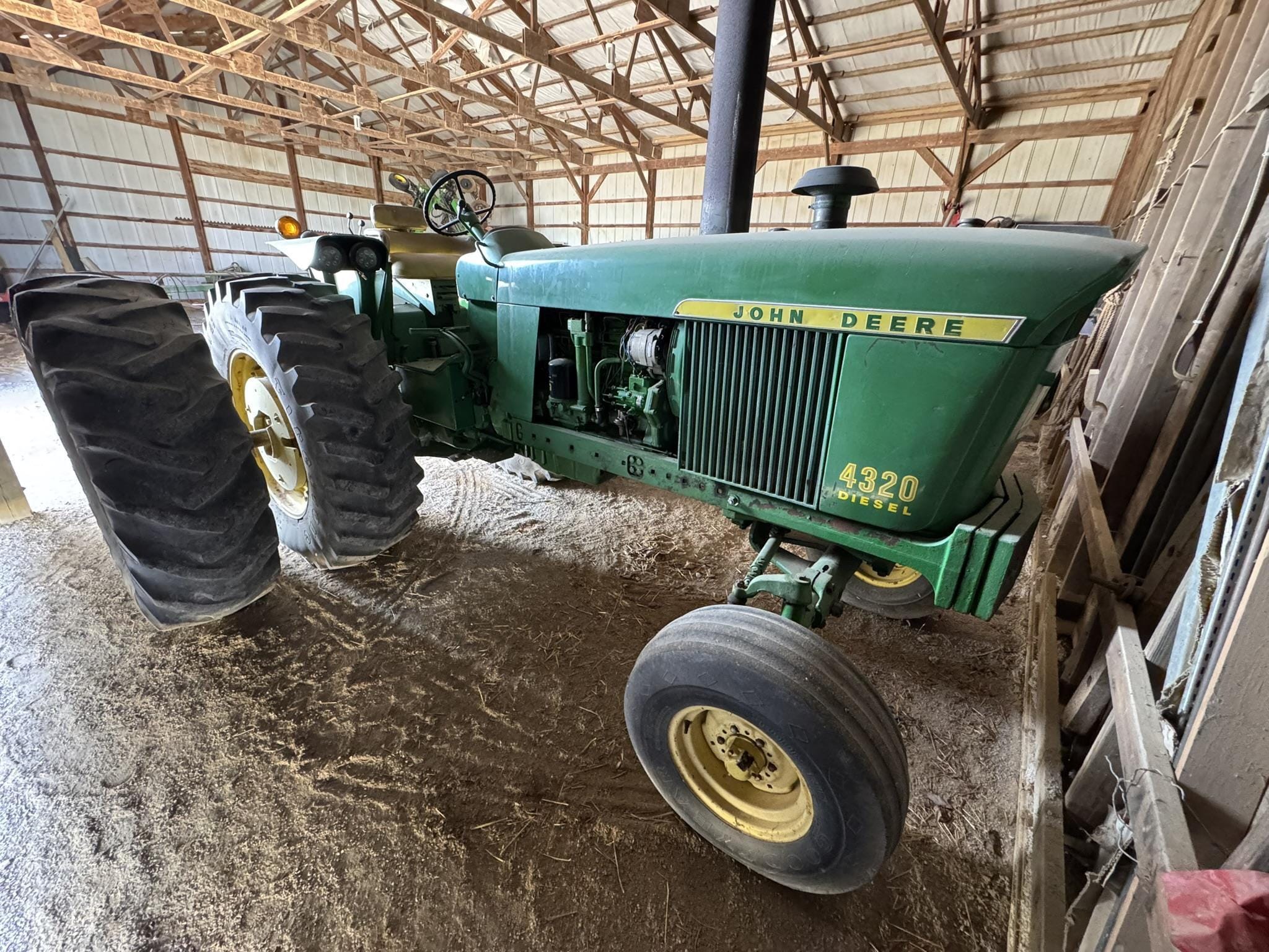 John Deere 4320 Equipment Image0