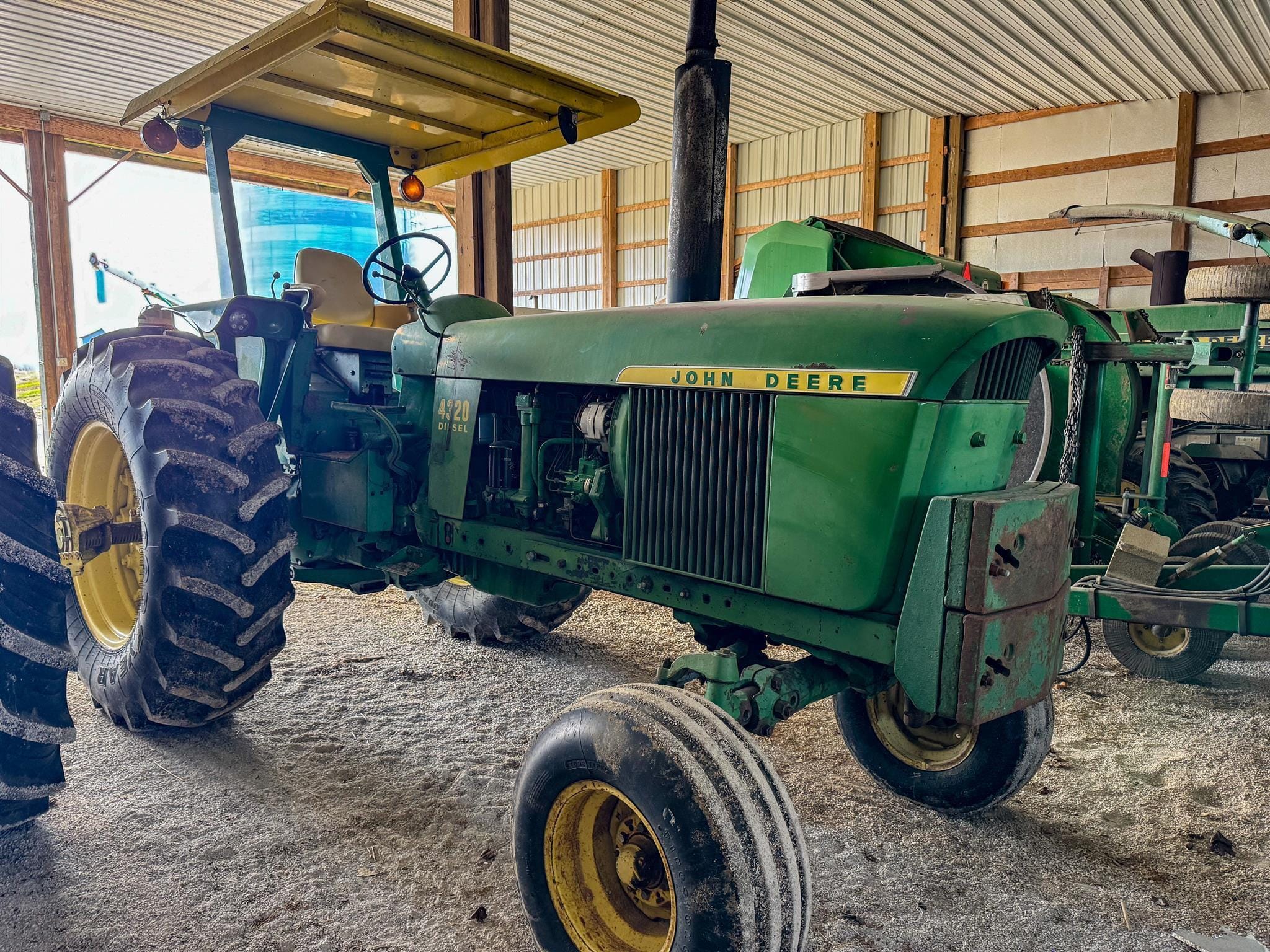 John Deere 4320 Equipment Image0