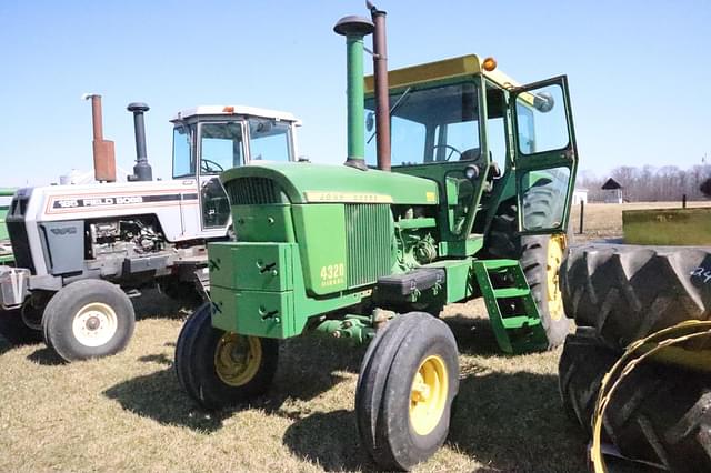 Image of John Deere 4320 equipment image 2