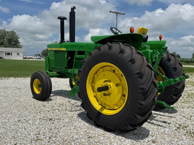 Image of John Deere 4320 equipment image 3