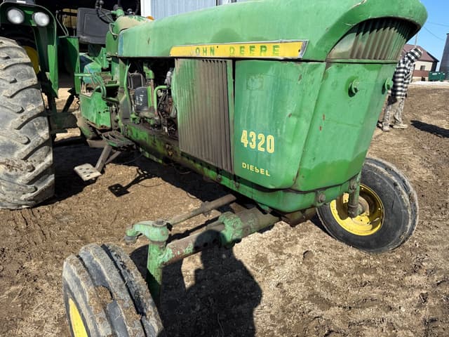 Image of John Deere 4320 equipment image 1