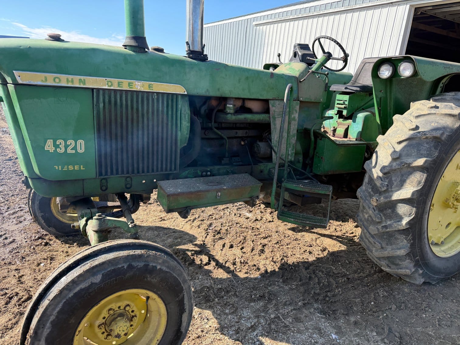 John Deere 4320 Equipment Image0