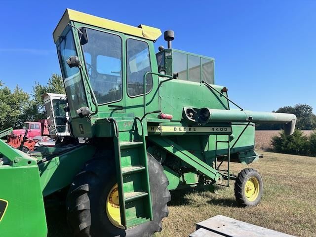 John Deere 4400 Equipment Image0