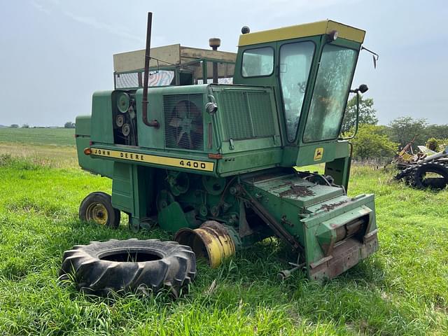 Image of John Deere 4400 equipment image 2