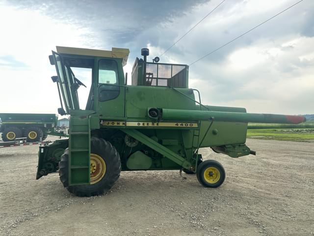 Image of John Deere 4400 equipment image 1