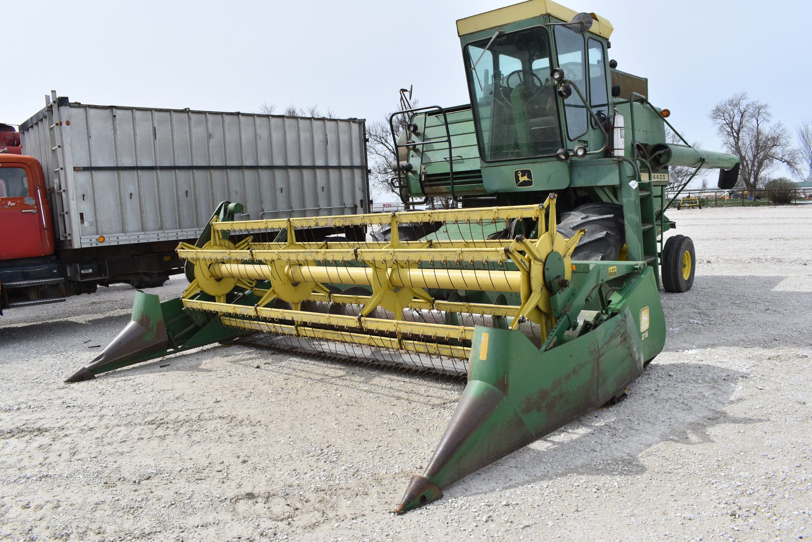 John Deere 4400 Equipment Image0