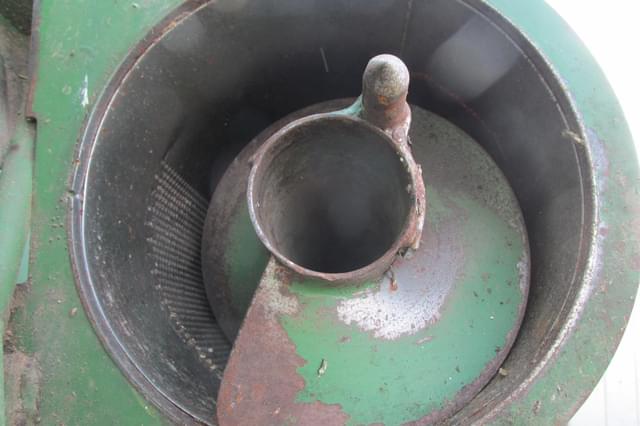 Image of John Deere 4400 equipment image 2