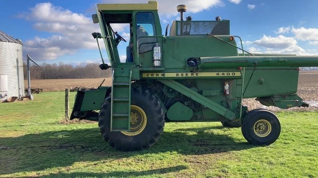 John Deere 4400 Equipment Image0