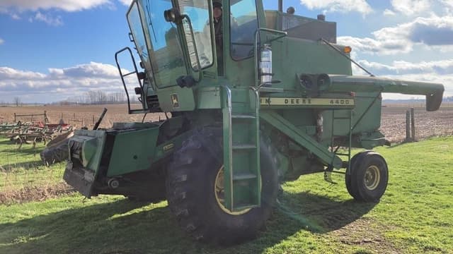 Image of John Deere 4400 equipment image 1