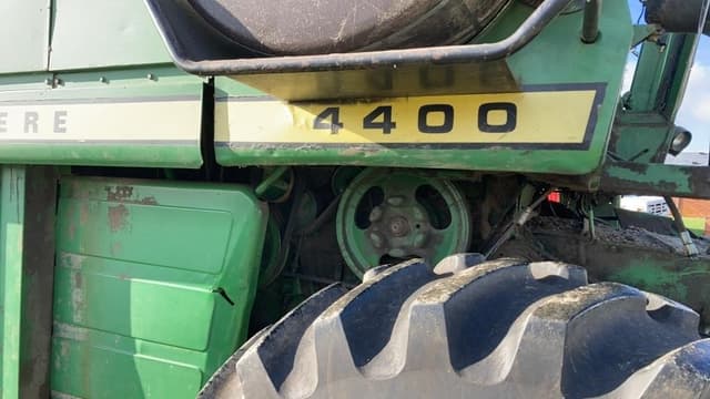 Image of John Deere 4400 equipment image 4