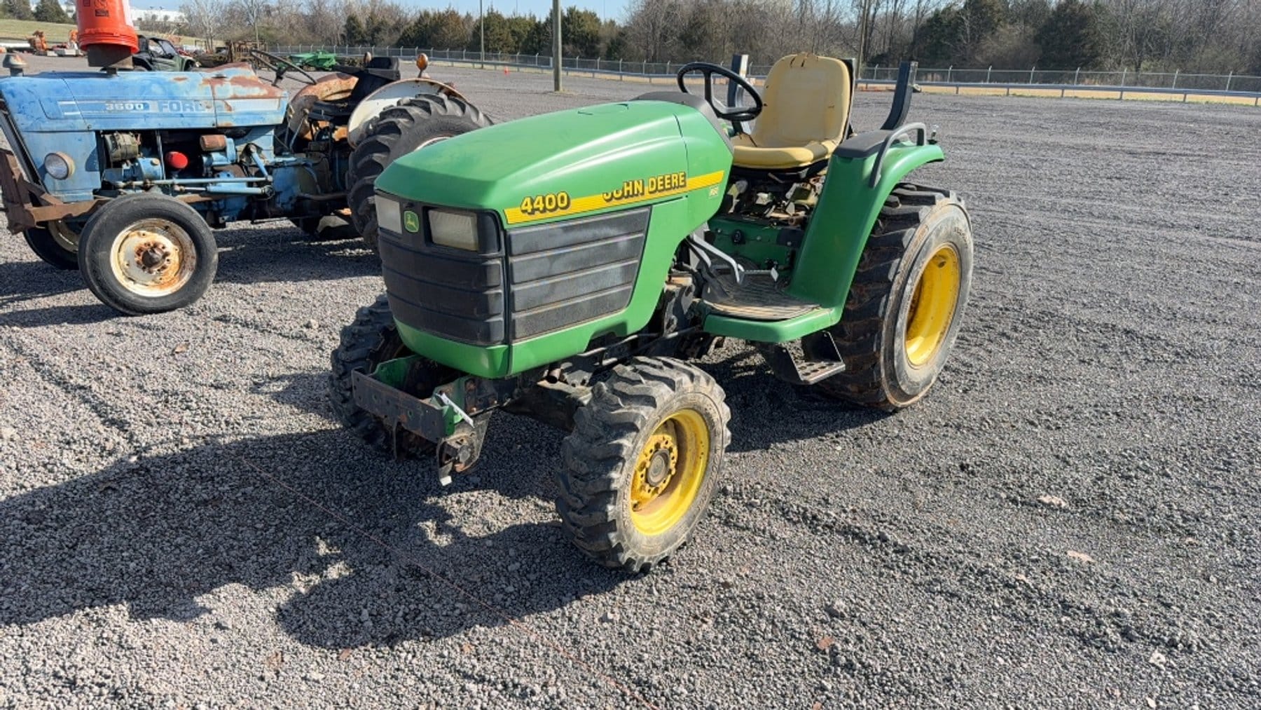 John Deere 4400 Equipment Image0