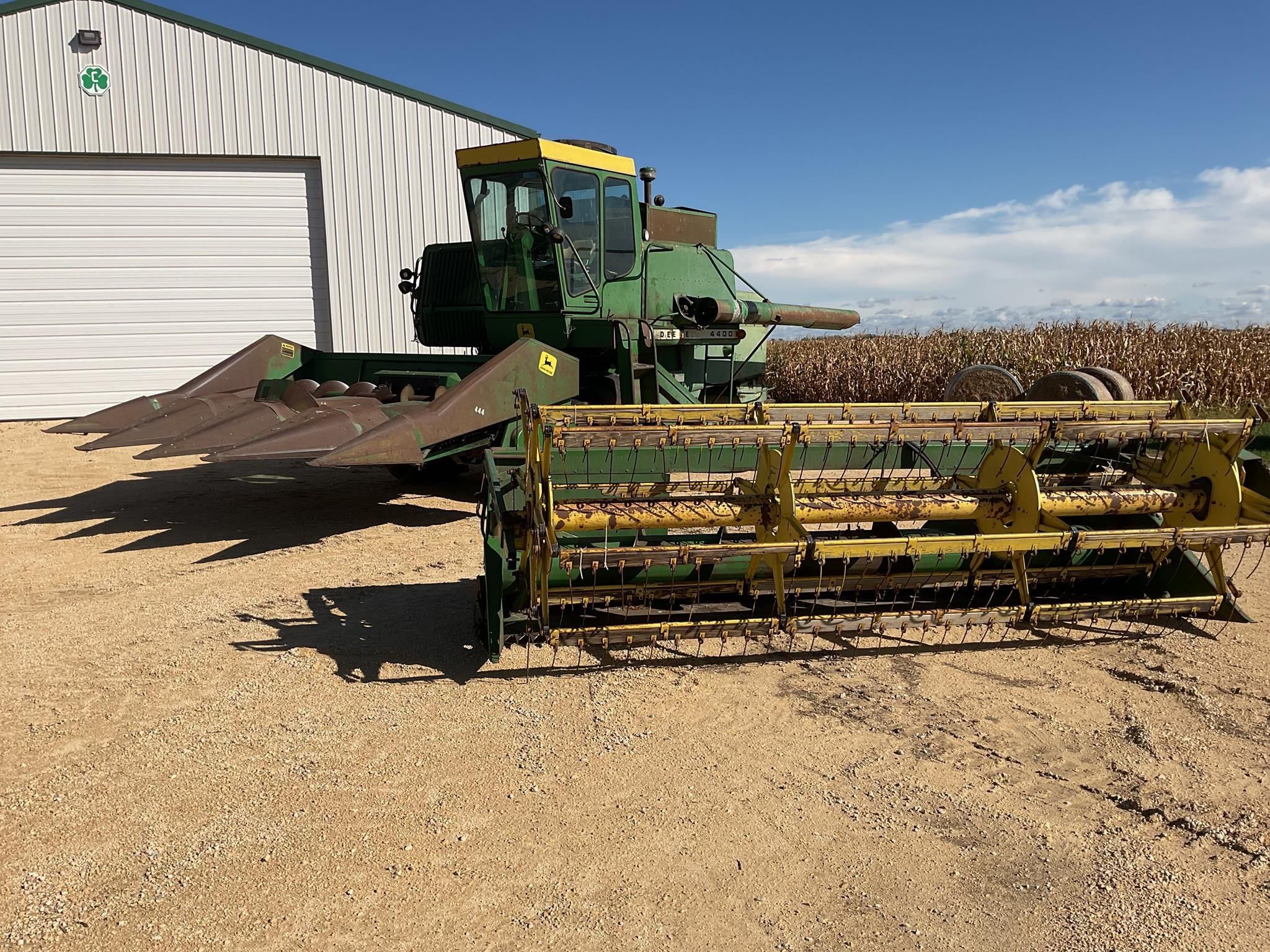 John Deere 4400 Equipment Image0