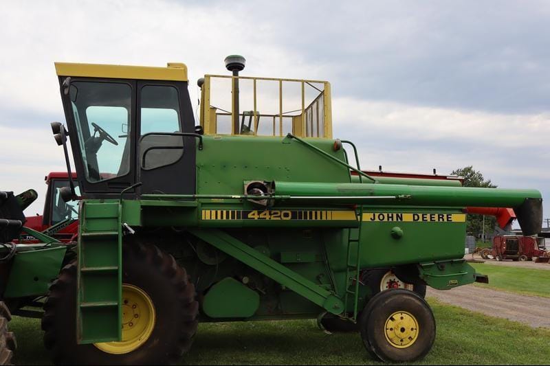 John Deere 4420 Equipment Image0