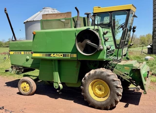 Image of John Deere 4420 equipment image 2