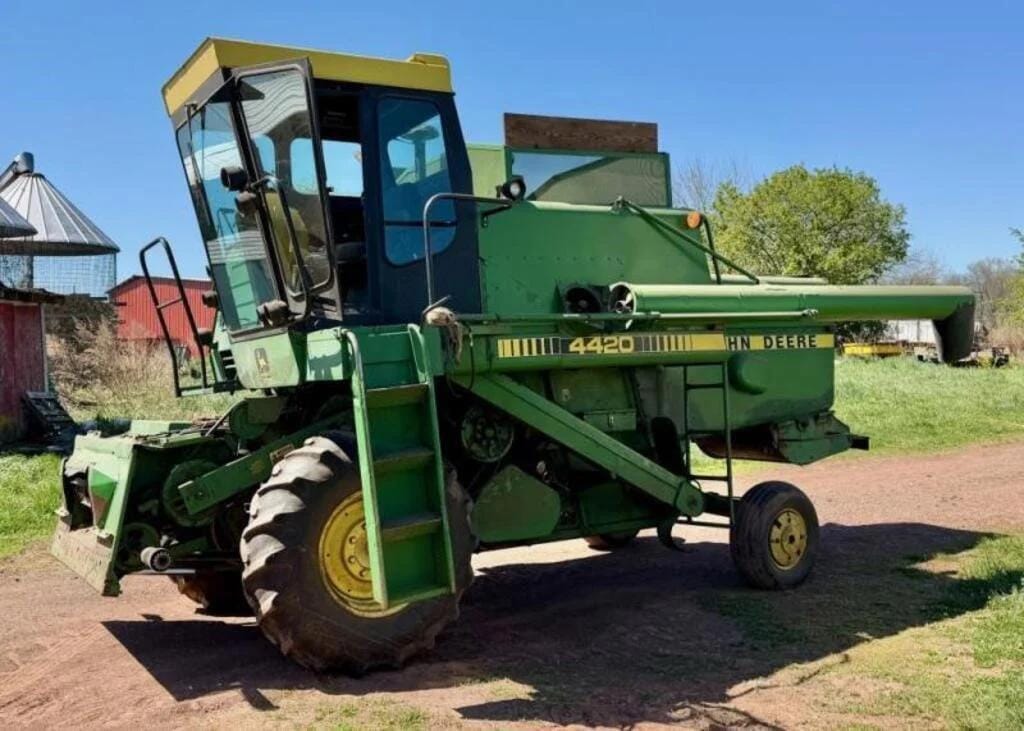 John Deere 4420 Equipment Image0