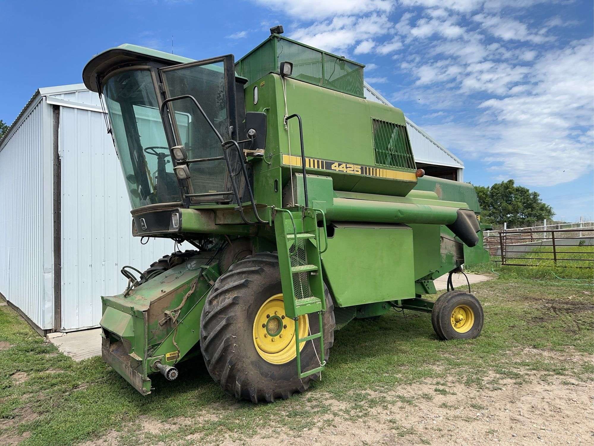 John Deere 4425 Equipment Image0
