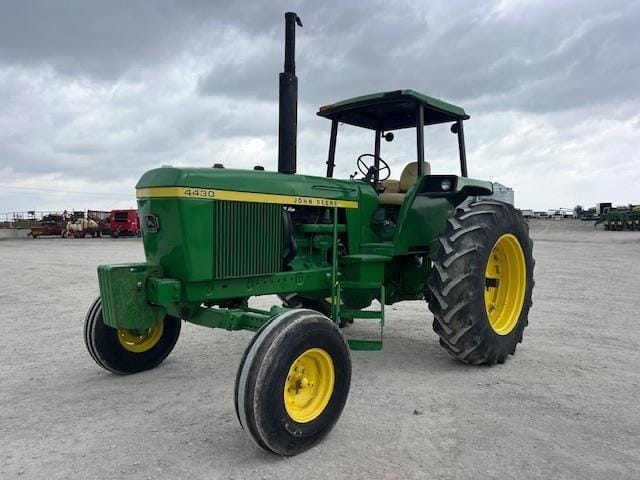 John Deere 4430 Equipment Image0