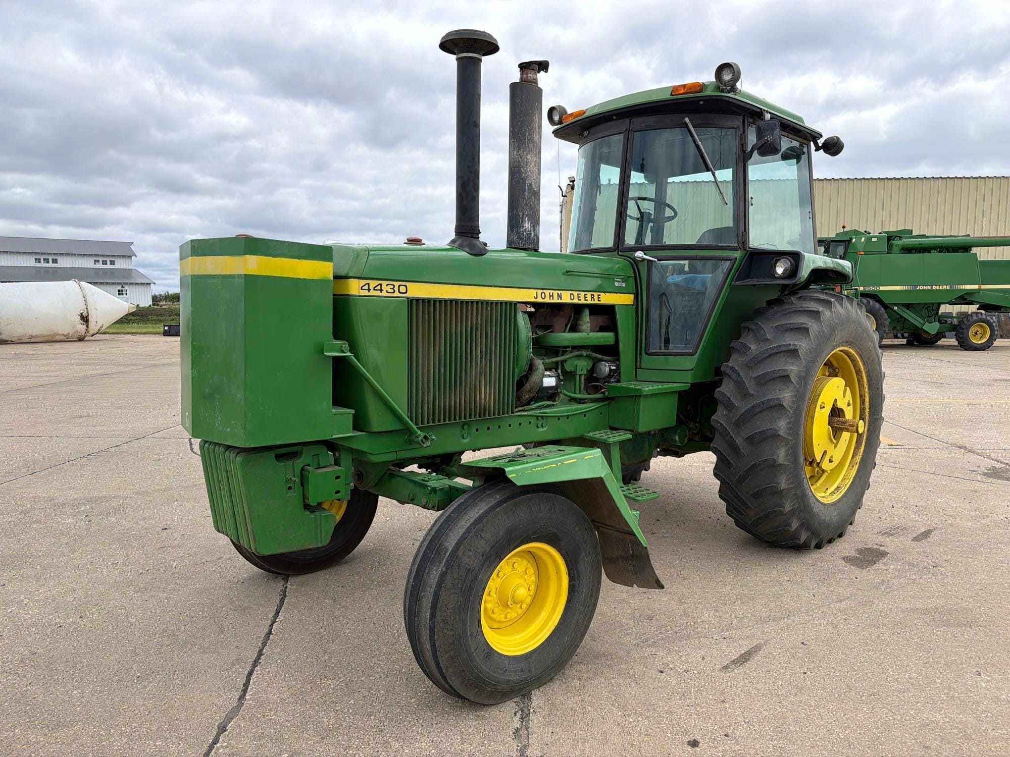 John Deere 4430 Equipment Image0