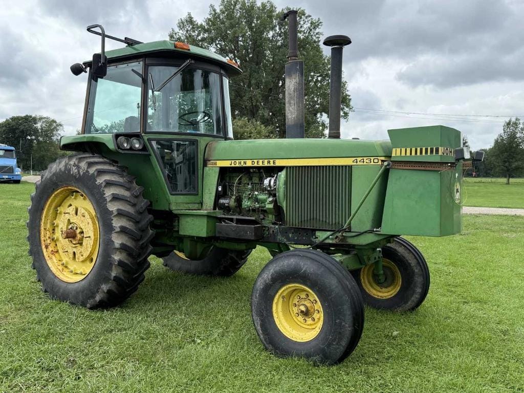 John Deere 4430 Equipment Image0