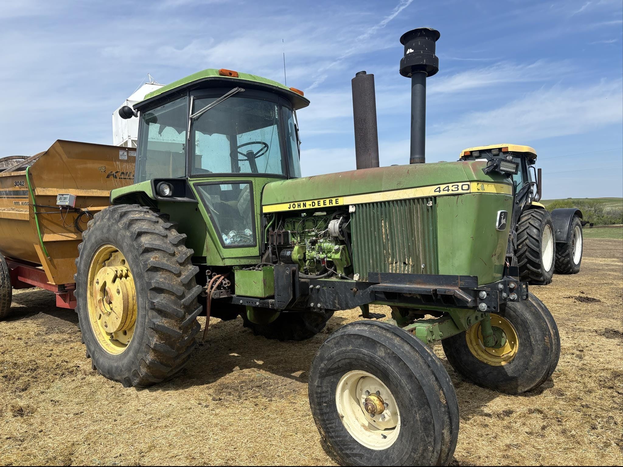 John Deere 4430 Equipment Image0
