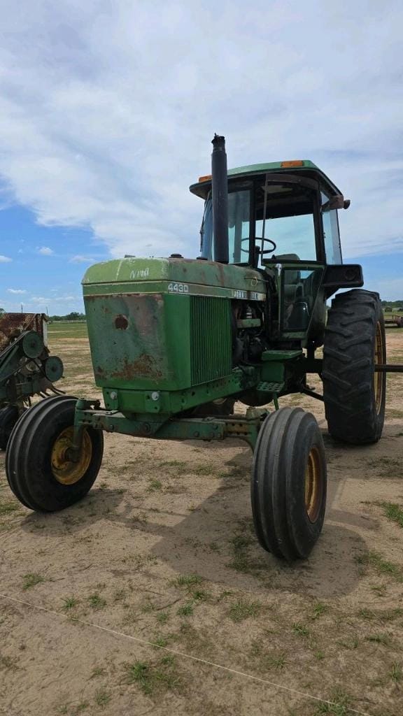 John Deere 4430 Equipment Image0