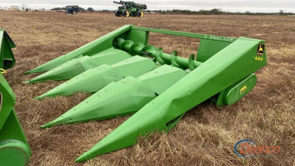 John Deere 444 Equipment Image0