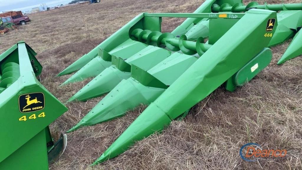 John Deere 444 Equipment Image0