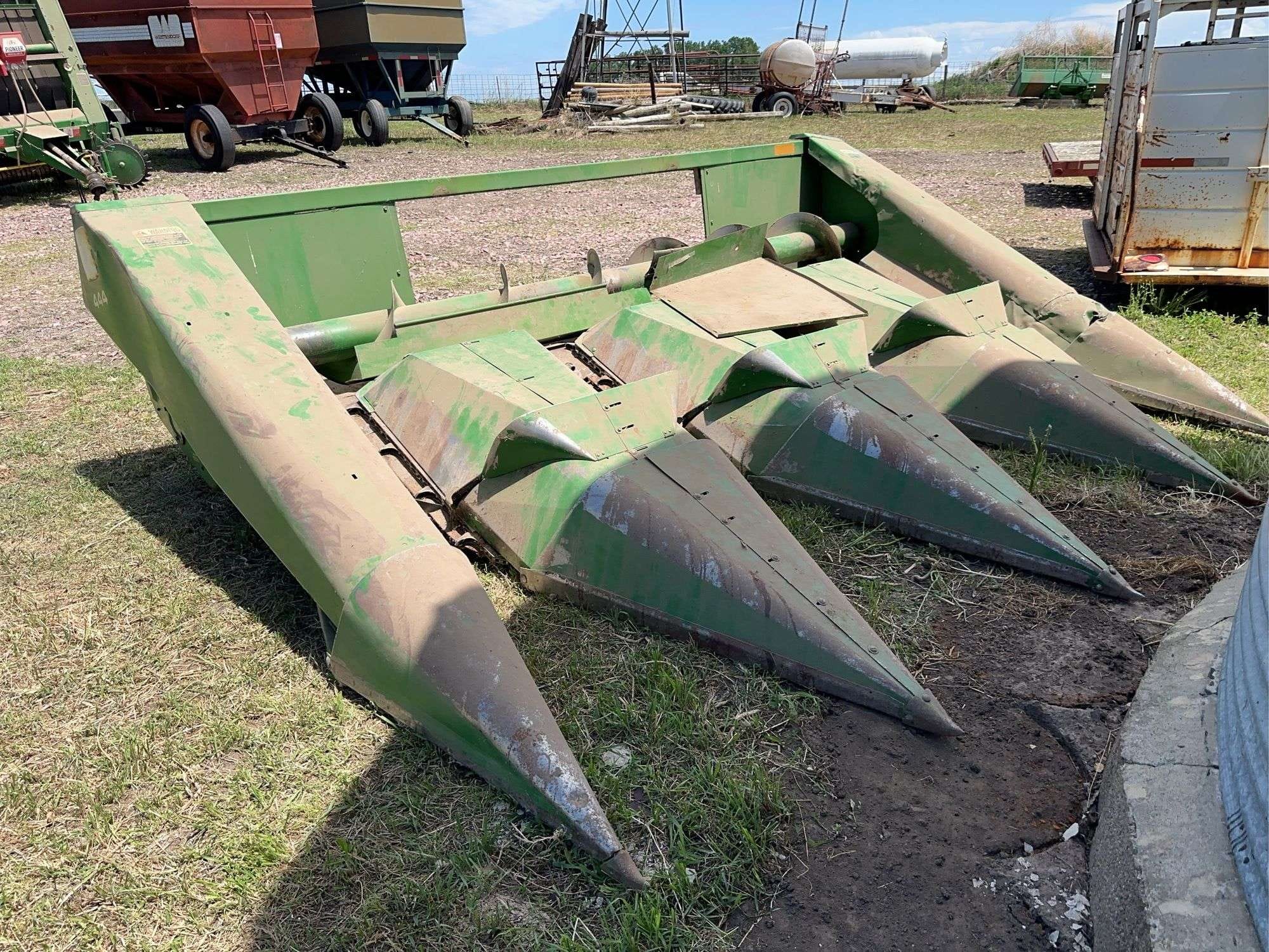 John Deere 444 Equipment Image0