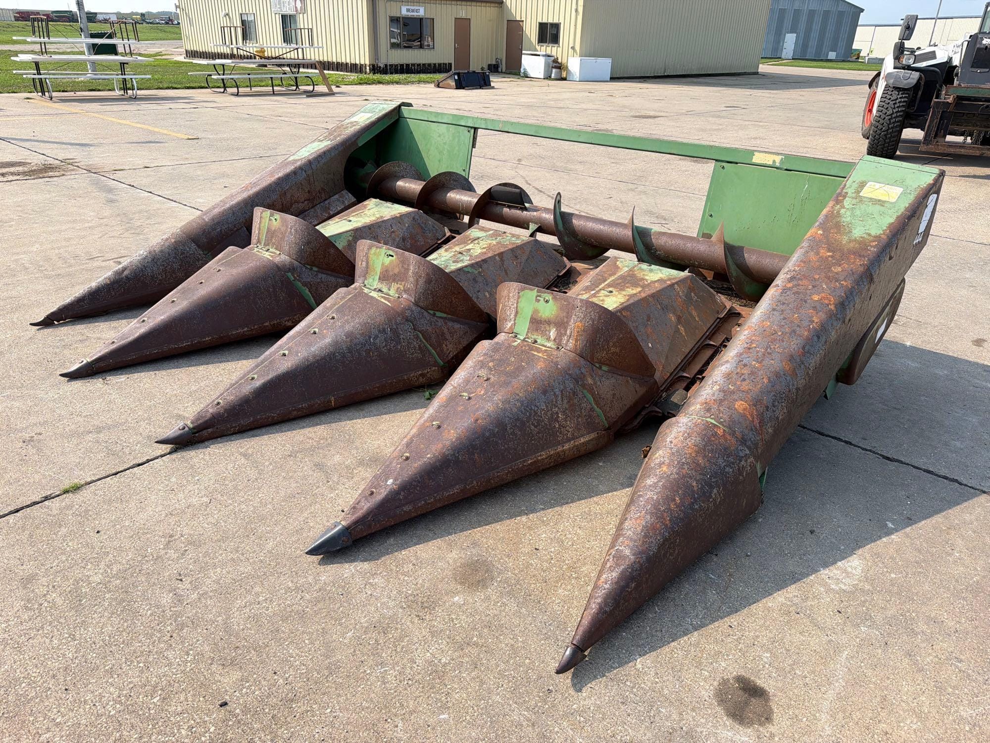 John Deere 444 Equipment Image0