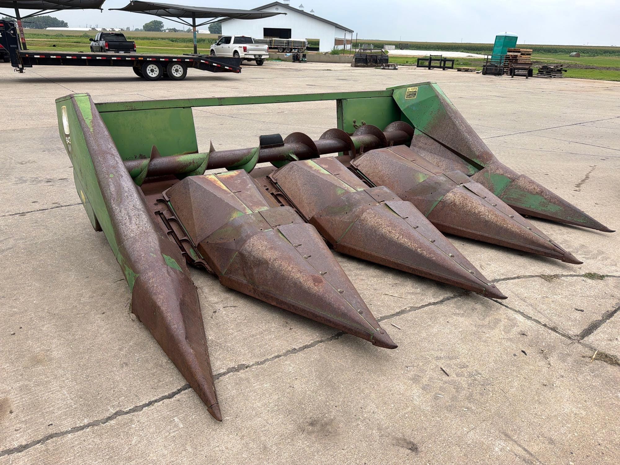 John Deere 444 Equipment Image0