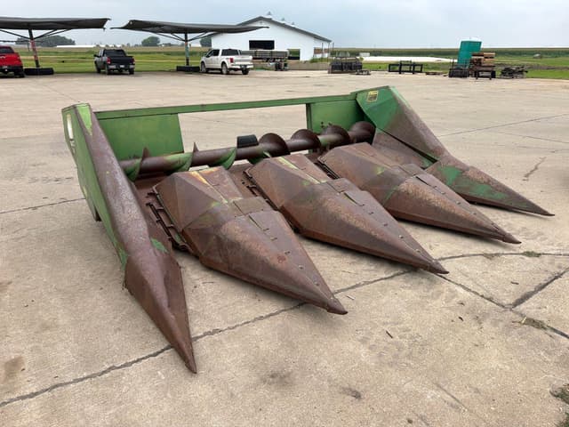 Image of John Deere 444 equipment image 1