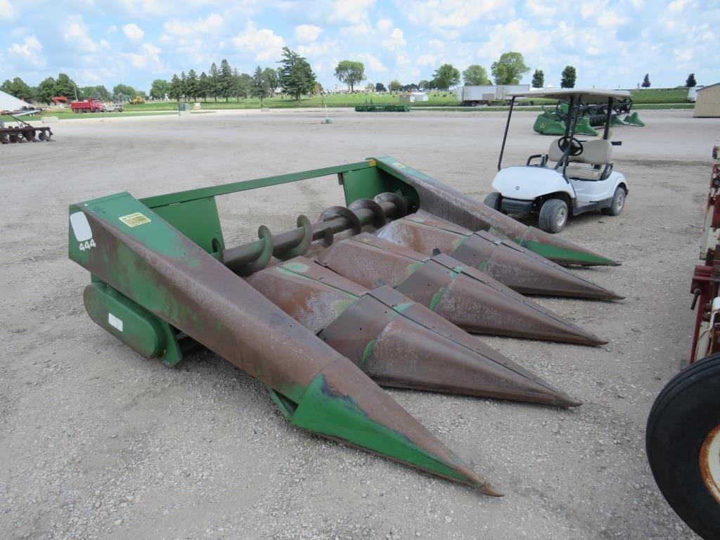 John Deere 444 Equipment Image0