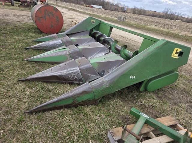 Image of John Deere 444 equipment image 3