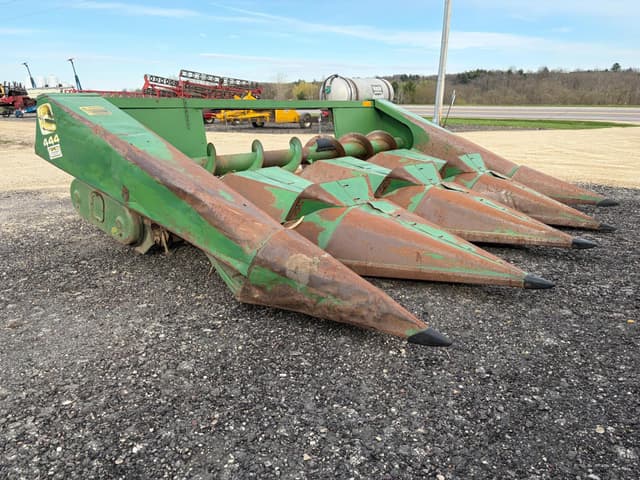 Image of John Deere 444 equipment image 2