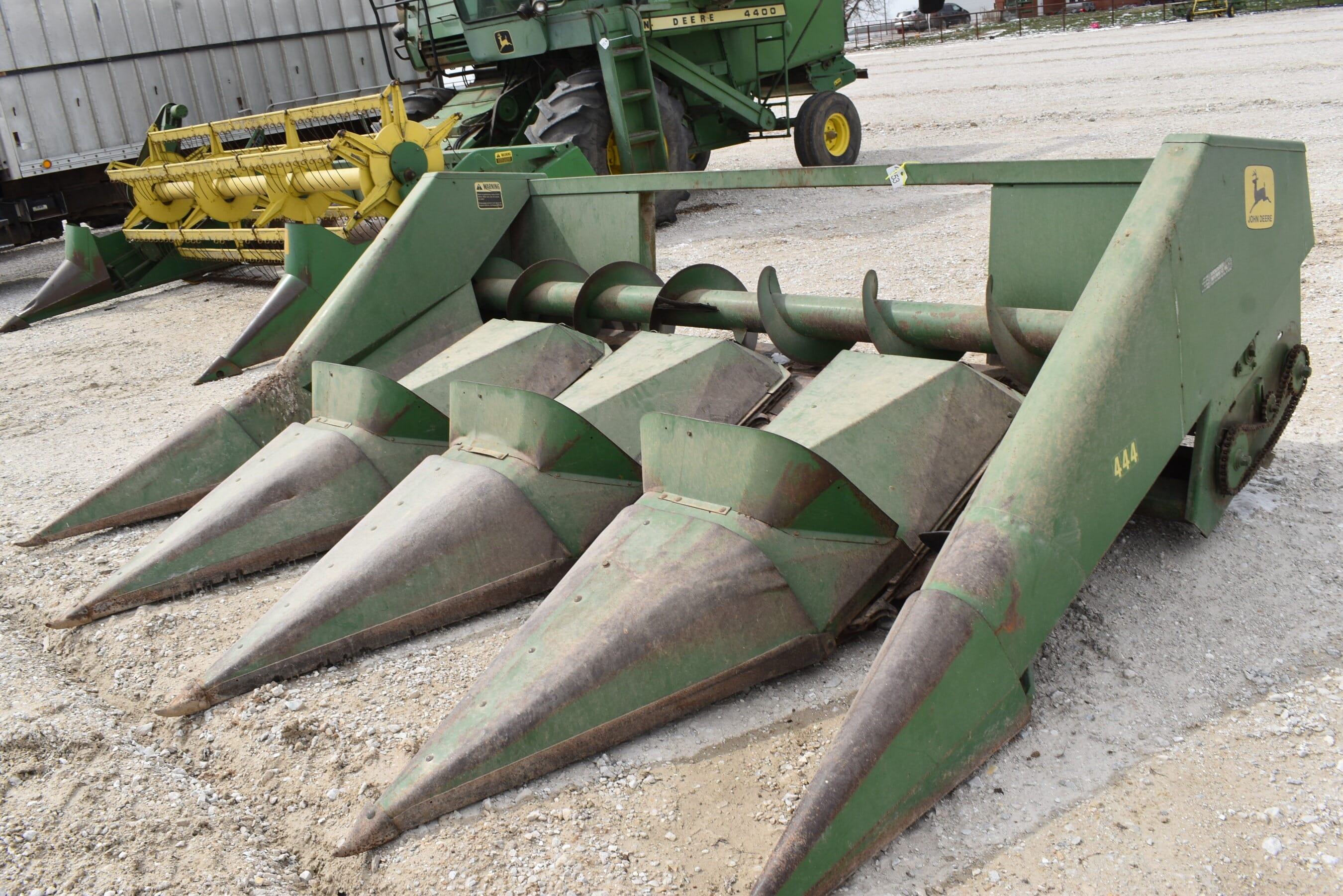 John Deere 444 Equipment Image0