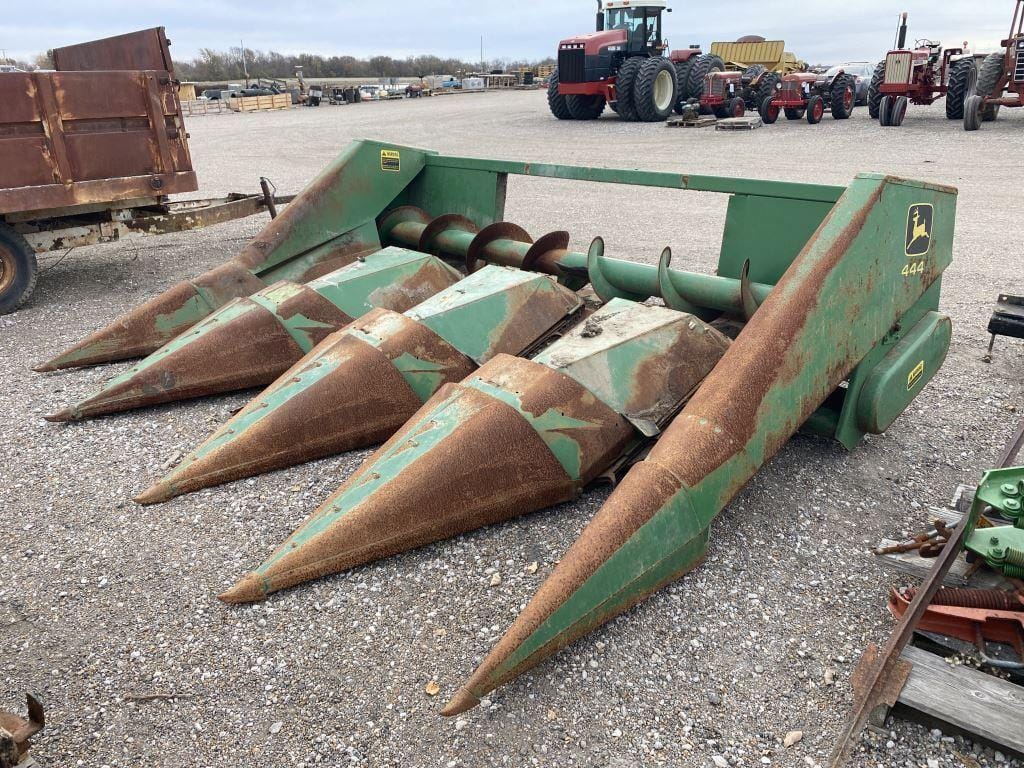 John Deere 444 Equipment Image0