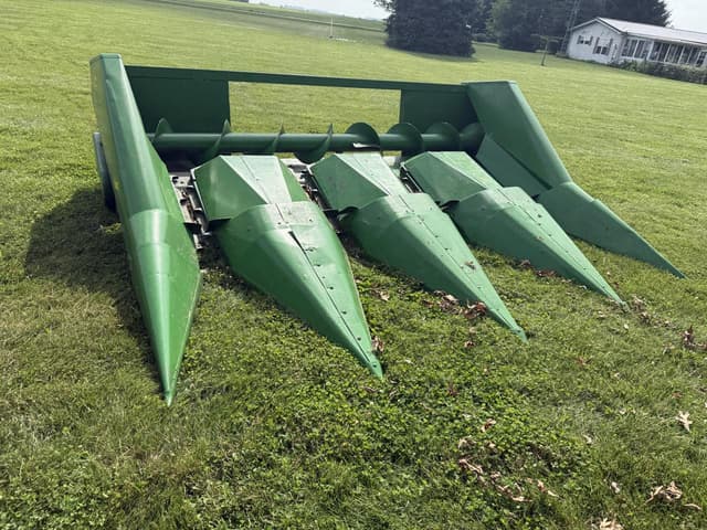 Image of John Deere 444 equipment image 4